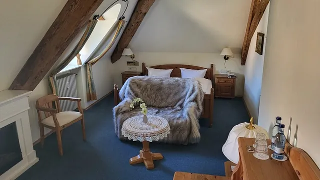 Zimmer mit Dachschräge