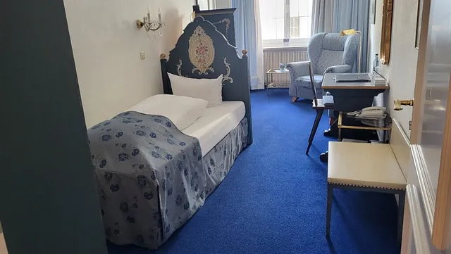 Zimmer mit blauem Teppichboden